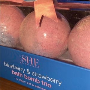 OM She bath bomb trio Blueberry & Strawberry